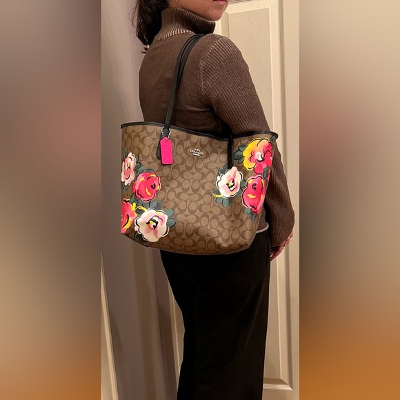 City Tote In Signature Canvas With Vintage Rose Print - Picture 5 of 9